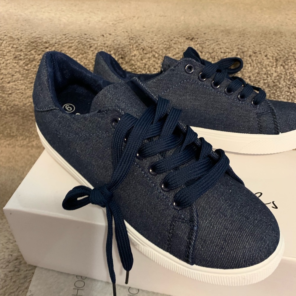 Sneakers - Picture 2 of 8